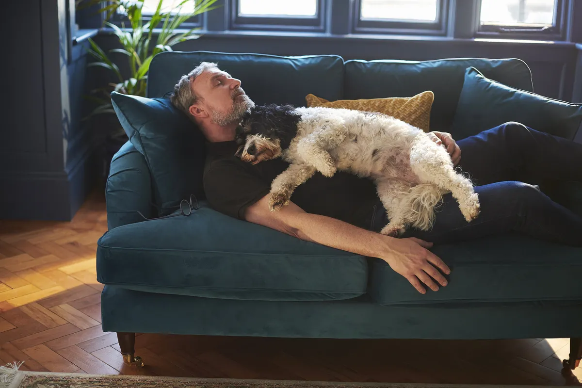 Cómo dormir cómodamente en un sofá